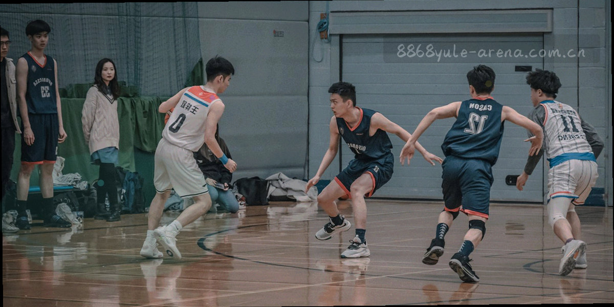夜色中的足球场俯拍，中线与禁区线在灯光下向远处延伸